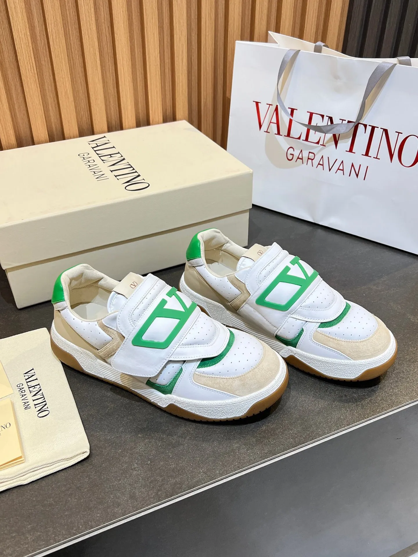 Men's men's shoes 💰760 VLTN Valentin 𝑶𝒏𝒆𝑺𝒕𝒖𝒅 Couple's sneaker series Valentino 2025 new couple's sneakers are on sale. The original ZP purchased and disassembled. Repeated pattern making and modification. The strength must be restored one to one! Top luxury masterpiece Velcro design Soft and comfortable imported calfskin 🧧brings excellent and elegant texture and excellent on-foot comfort Top purchasing version upper: imported calfskin surface/original oil edge craftsmanship Inner: water-dyed cowhide lining Outsole: original development 𝐓𝐏𝐔 two-color combination outsole Packaging: original configuration complete package Code number: 35-46 (45 46 customized)